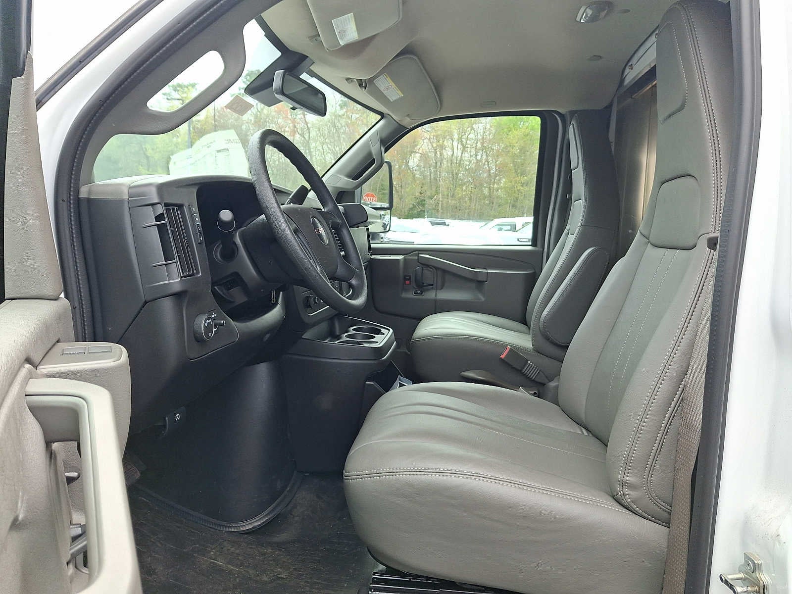 2025 GMC Savana Cutaway 3500 1WT