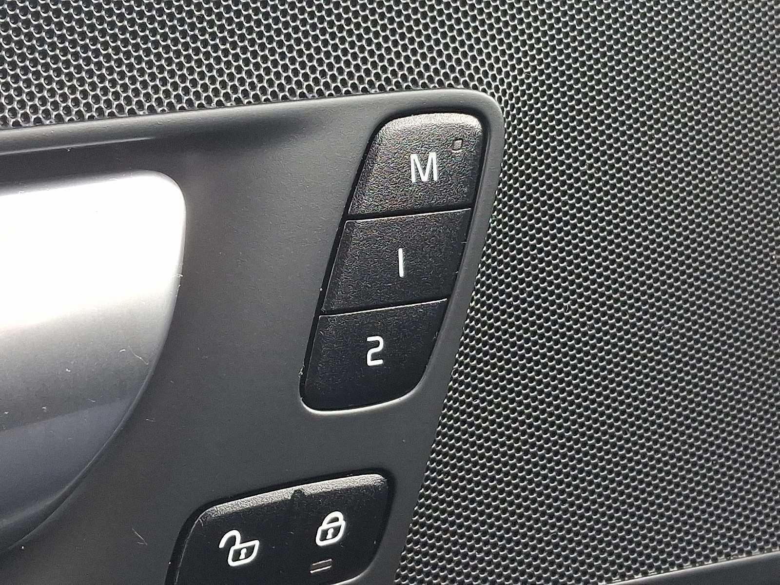 2024 Volvo XC60 Core Dark Theme