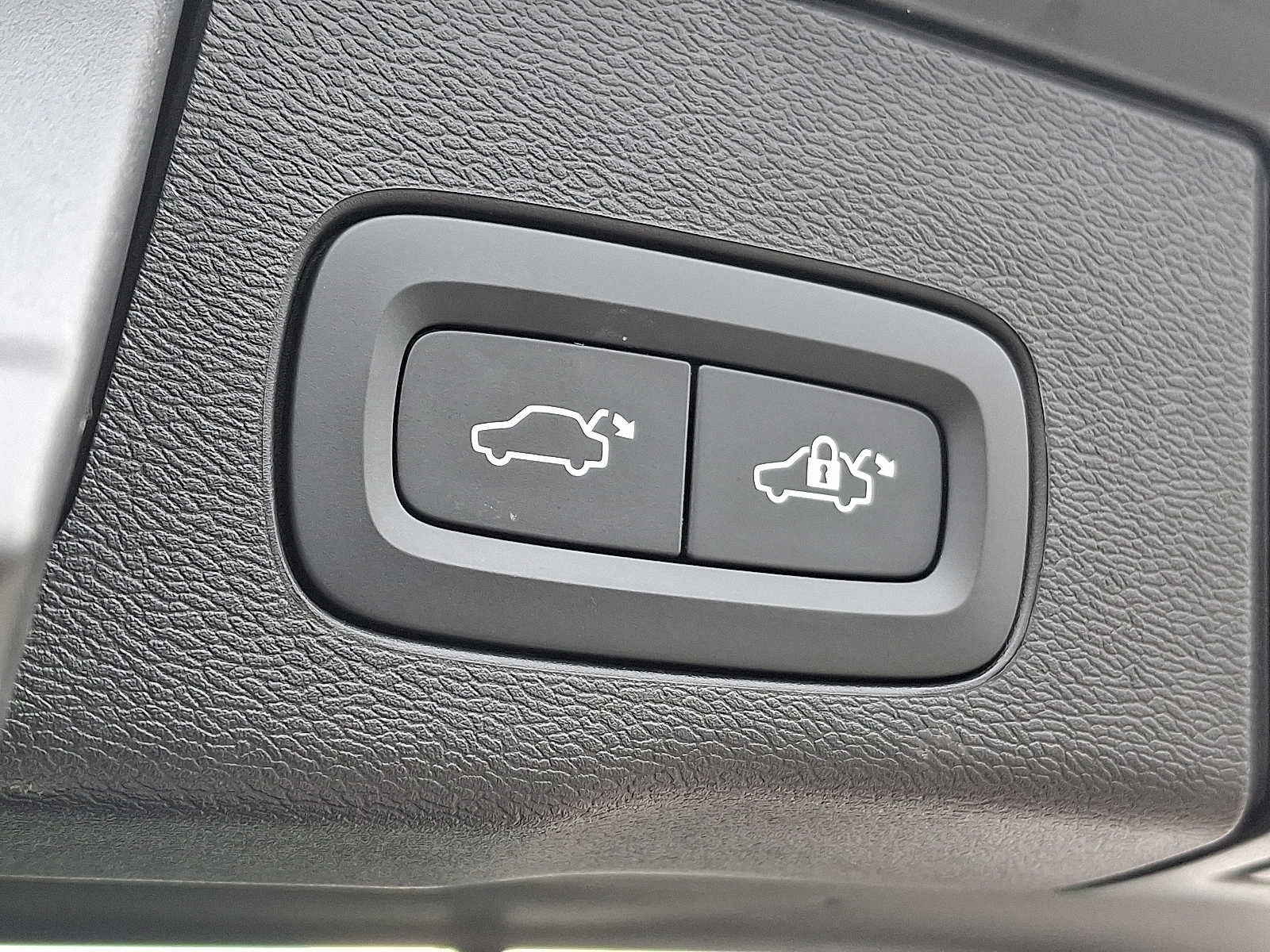 2024 Volvo XC60 Core Dark Theme