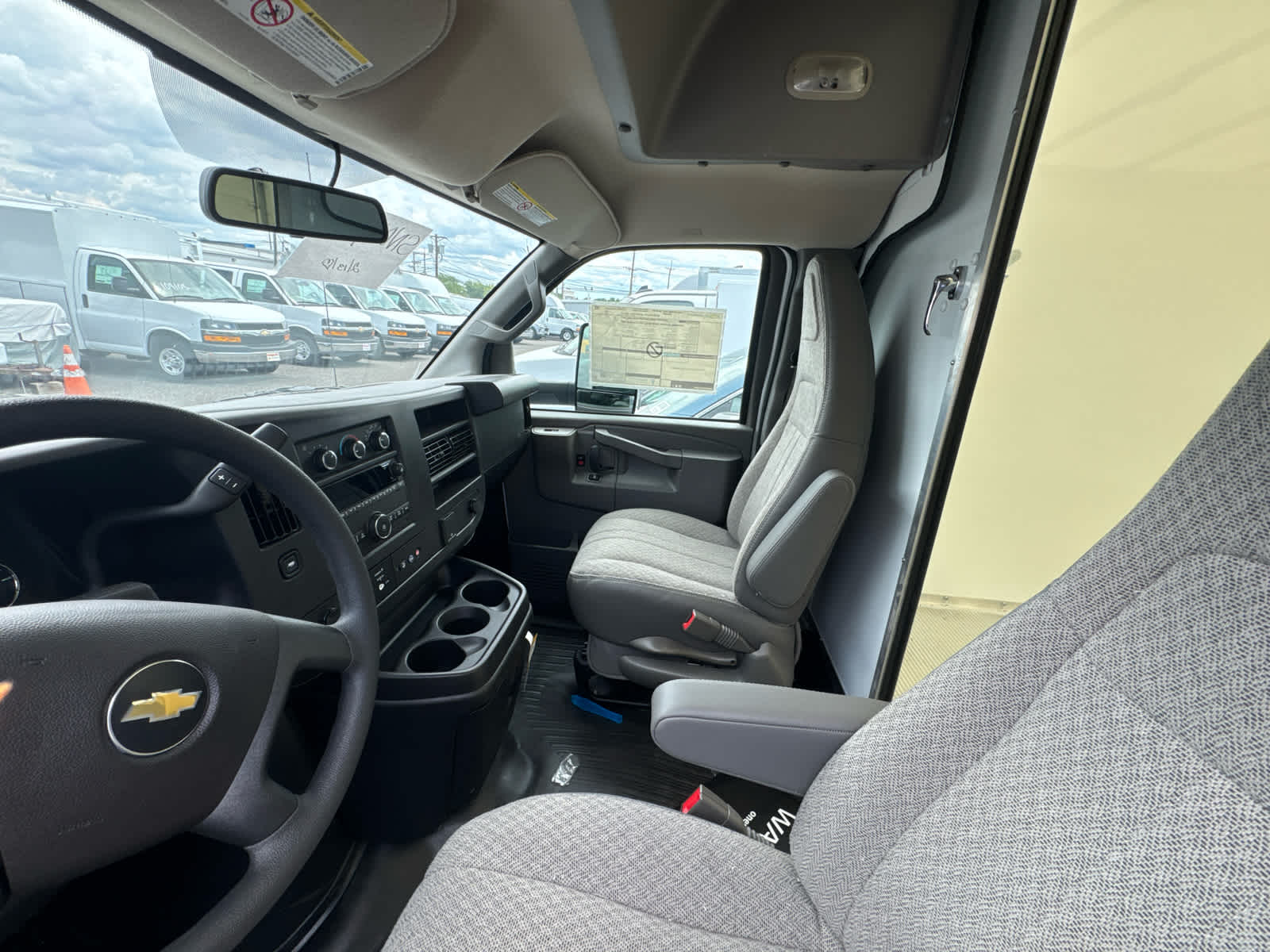 2025 Chevrolet Express Cutaway 3500 1WT