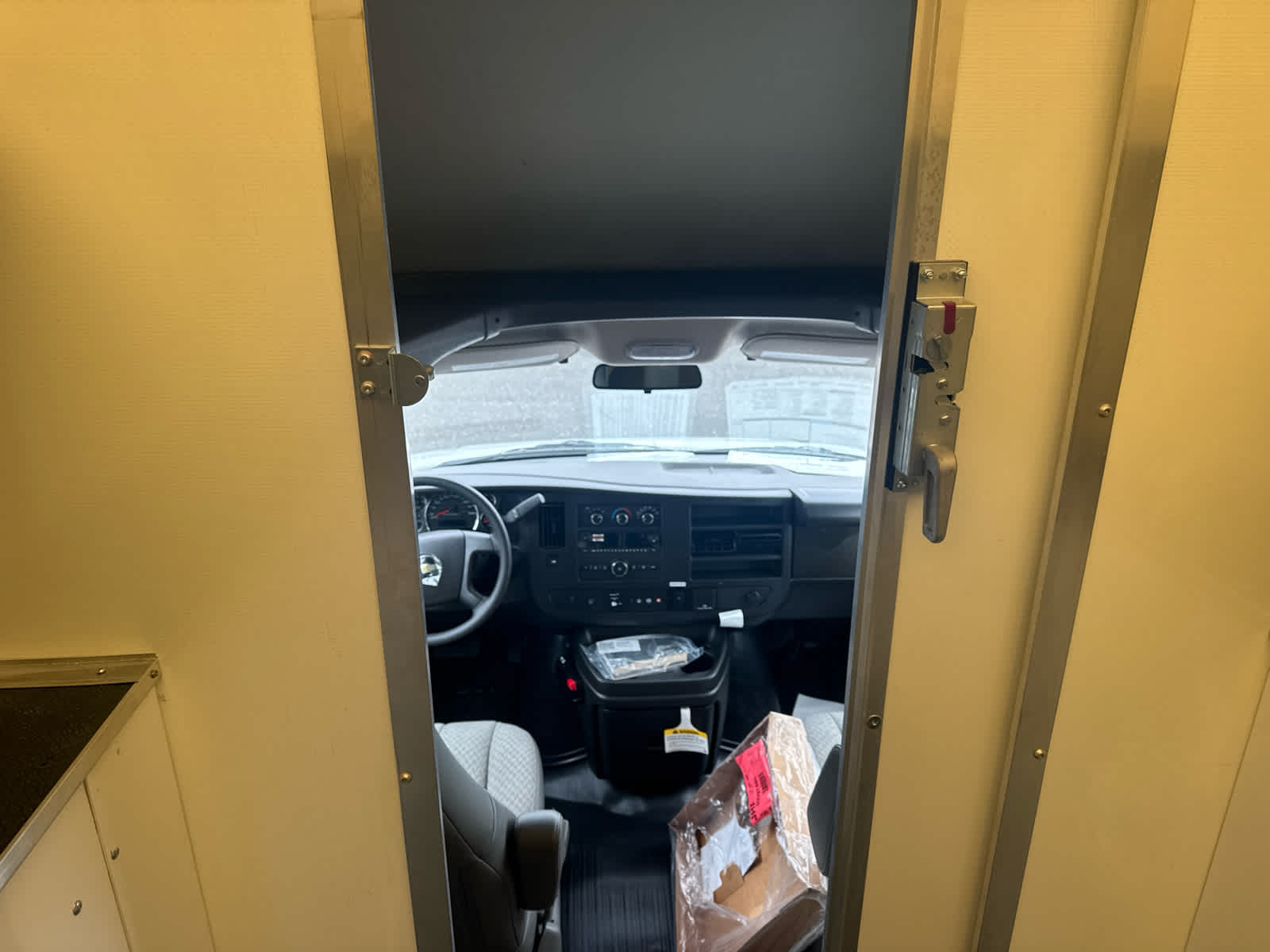 2025 Chevrolet Express Cutaway 3500 1WT