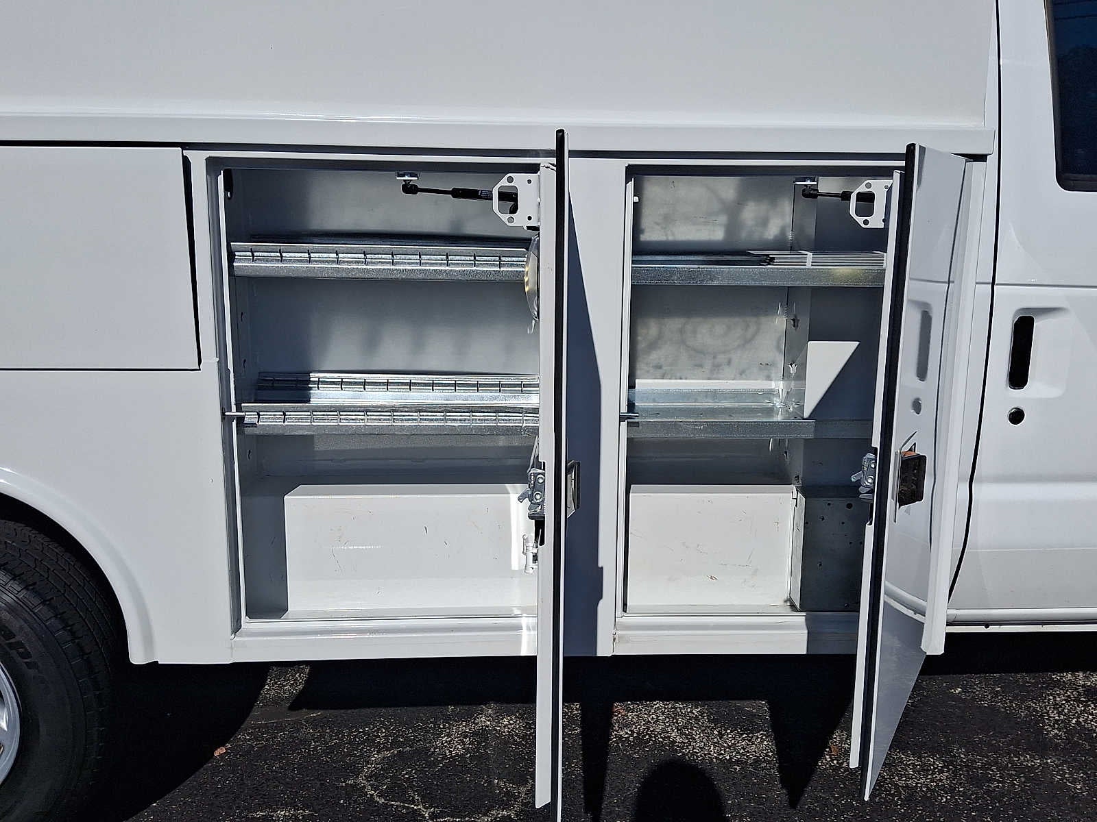 2023 Ford E-Series Cutaway E-350 SRW 138" WB